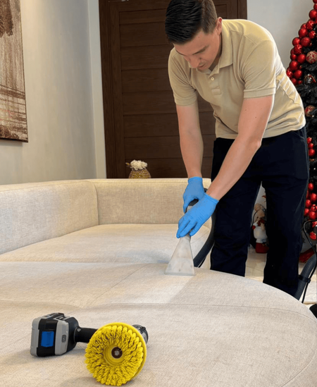 Profissional Lux Shield realizando limpeza técnica